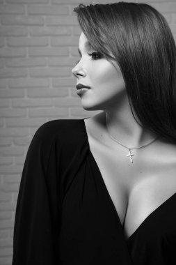 Pürüzsüz bir cilt poz ile büyüleyici modeli.