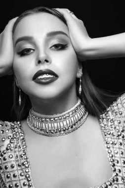 Makyaj moda model ile karşı karşıya.