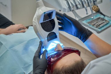 Yordamı ile uv ışık diş beyazlatma.