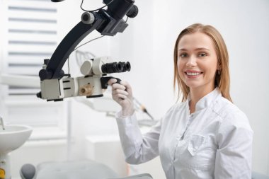 Gülümseyerek, diş mikroskop poz güzel diş hekimi.