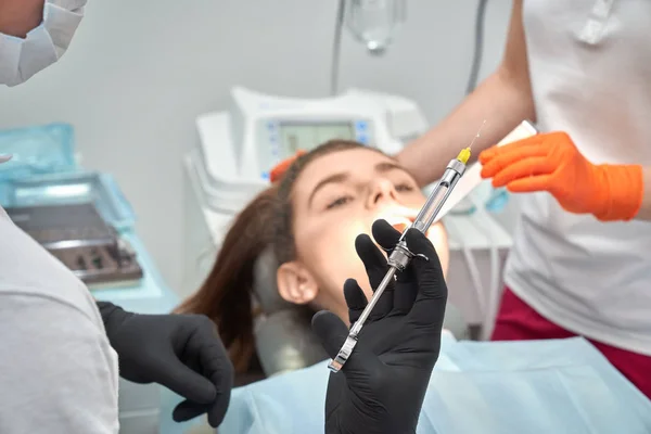 Zahnarzt betäubt Patientin vor Eingriff — Stockfoto