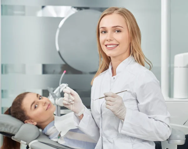 Клиент стоматологической клиники и позирование стоматолога . — стоковое фото