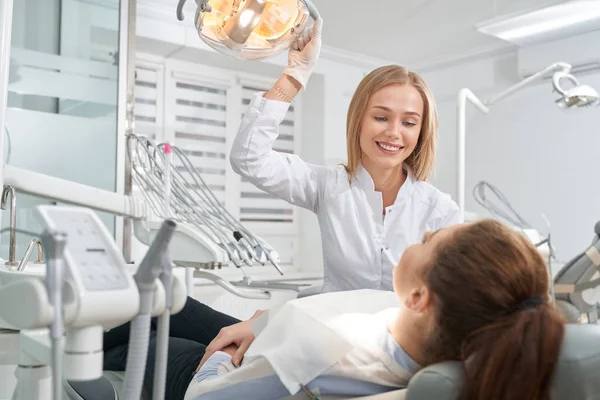 Консультація пацієнта з стоматологом у клініці . — стокове фото