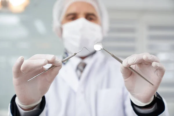 Visualização de baixo do dentista em instrumentos de retenção de máscara . — Fotografia de Stock