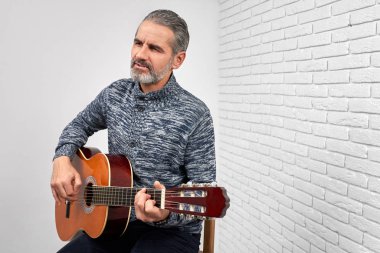 Müzisyen gitar çalıyor ve şarkı.