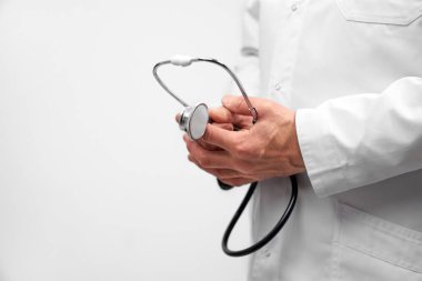KBB Doktor holding stetoskop.