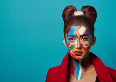 Poz modeli, funky, renkli yapmak yüzünde olan kadar.