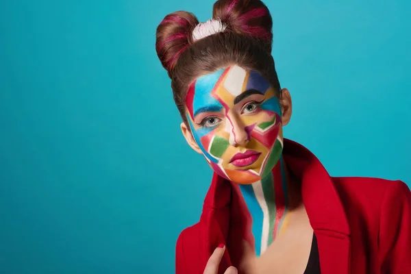 Model heeft boog kapsel, funky popart make-up. — Stockfoto