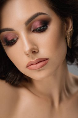 Model ile mükemmel yapmak kamera aşağı bakıyor, poz.