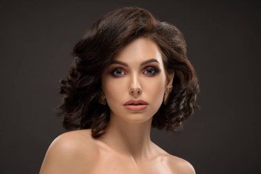 Şık makyaj ve saç stili zarif glamour model