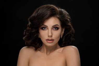 Seksi model dalgalı saç, poz çıplak omuz ile.