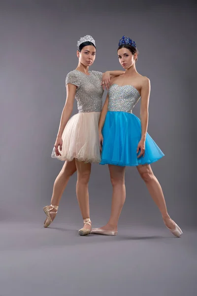 Νέους ελκυστικές μπαλέτο χορευτές στέκονται μαζί στο studio — Φωτογραφία Αρχείου