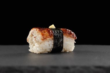 Unagi suşi veya ızgara yılanbalığı suşi sos ile tepesinde.