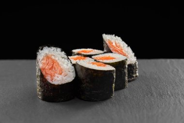 Sake maki sushi somon ile rulo.