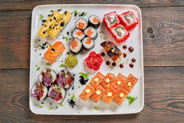 Uramaki, maki ve nigiri sushi seti.