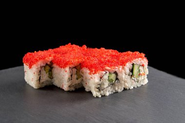 Japon suşi roll kırmızı tobiko Karaca ile kaplı.