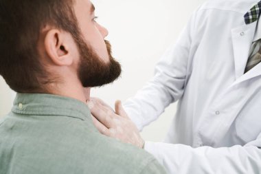 Lenf düğümleri muayene doktor sakallı adam.