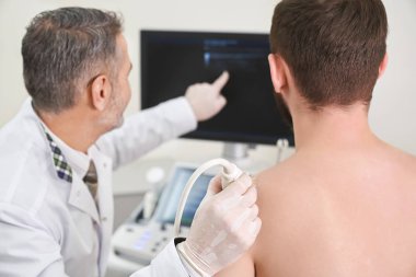 Ultrason tanısında donanımlı kliniğinde omuz mans.