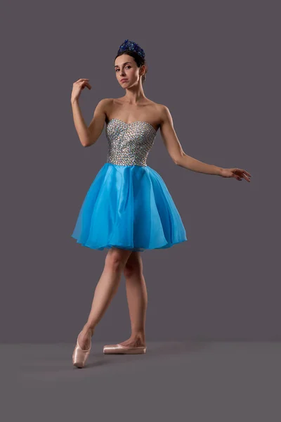 Ballerina blå klänning poserar i studio — Stockfoto