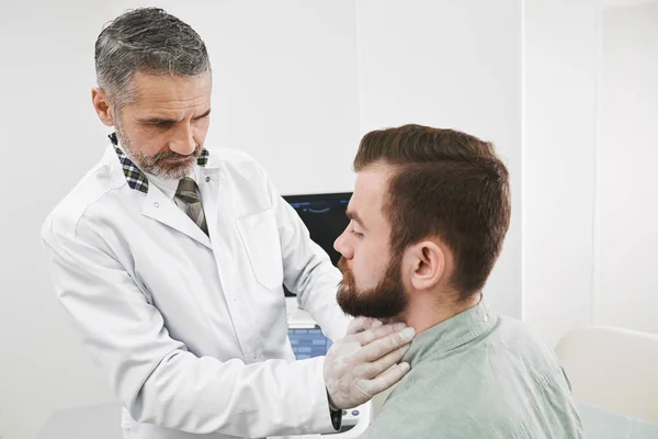 Medico palpazione linfonodi sul collo del patinet . — Foto Stock