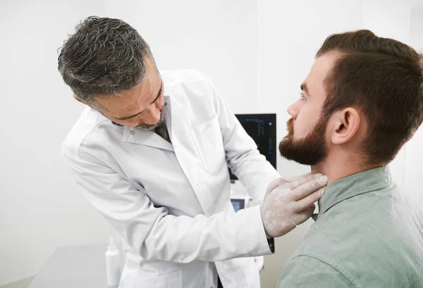 Medikal Ürünler palpating Doktor boyun mans. — Stok fotoğraf