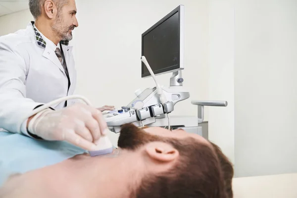 Ultraljud diagnostik av hals lymfkörtlar. — Stockfoto