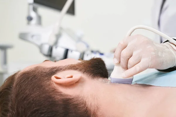 Patiënt op echografie onderzoek van lymfeklieren. — Stockfoto