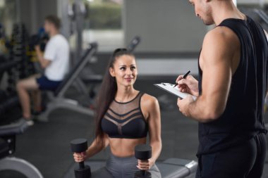 Egzersizleri yapıyor ve gülümseyen uygun enerjik kadın.