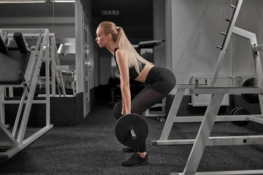 İnce sporcumuz barbell ile ağız kavgası yapıyor.