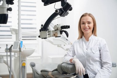 Dişçi klinikte poz, çalışan güzel kadın.