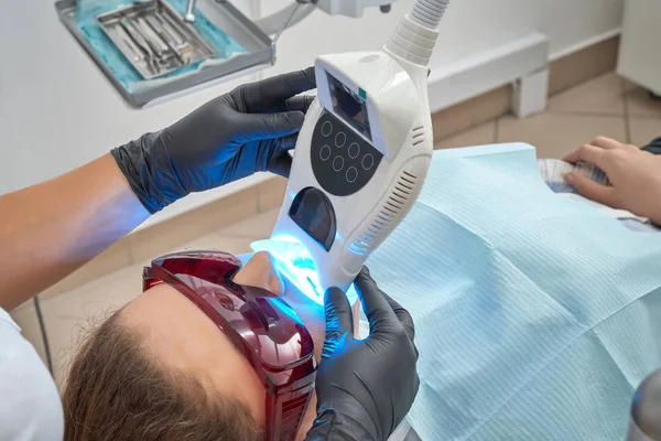Vista de cima do procedimento de clareamento de dentes — Fotografia de Stock