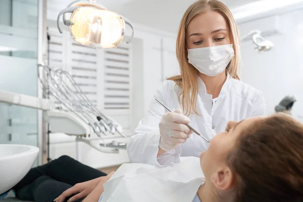 Arzt in medizinischer Maske behandelt Zähne des Patienten. — Stockfoto