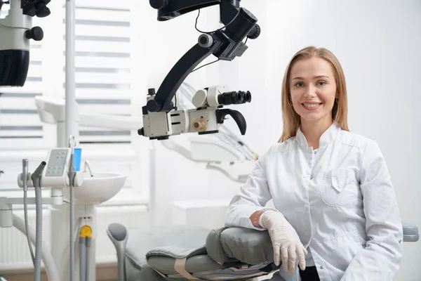 Bella donna che lavora come dentista, in posa in clinica . — Foto Stock