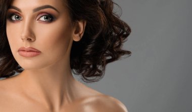 Uzun kirpik ve dolgun dudaklar studio poz ile model.