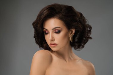 Glamour model parlak göz farı, dalgalı saç ile.