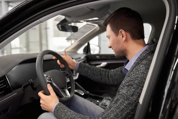 Kunden sitter i förarsätet på bilen stuga. — Stockfoto