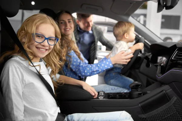 Família posando na cabine do carro do automóvel novo . — Fotografia de Stock