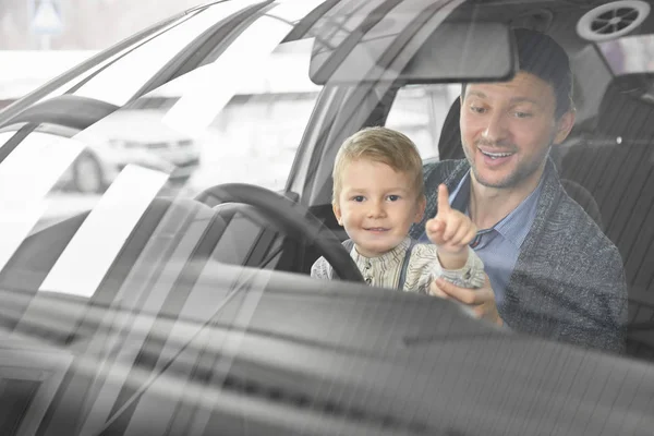 Pieni söpö poika poseeraa isän kanssa auton mökissä . — kuvapankkivalokuva