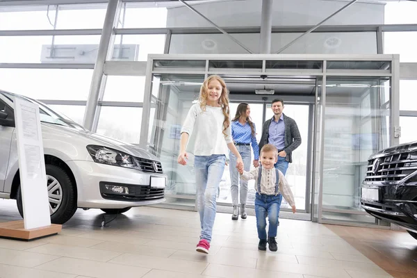 Šťastná rodina s dětmi do autorizovaném autosalonu. — Stock fotografie