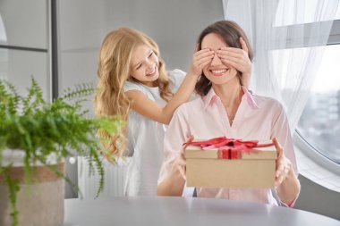 Mevcut ve kapanış eyers annesi veren kızı.