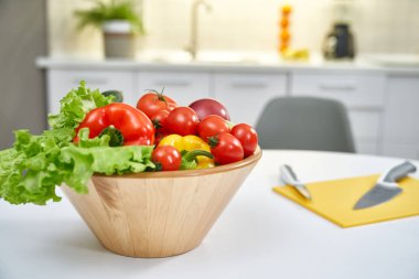 Modern mutfak tablo taze sebze ile kase.