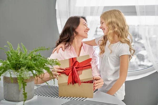 Hija dando a feliz madre presente . — Foto de Stock