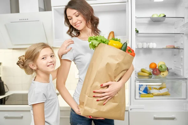Счастливая Веселая Мать Дочь Стоят Позируют Кухне Возле Пустого Холодильника — стоковое фото