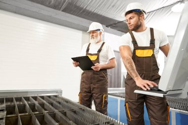 Profesyonel çalışma Cnc plazma lazer kesme mühendisler.