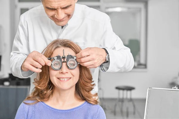 Augenarzt untersucht Sehkraft der Frau. — Stockfoto
