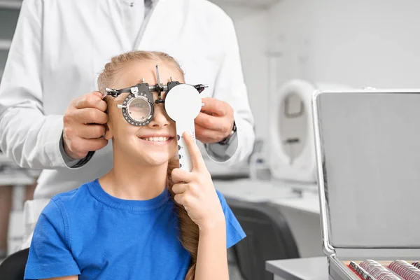 Adolescente en consulta en clínica de oftalmología . — Foto de Stock