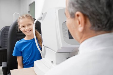 Hasta görüş uzaklığı göz test makinesini Kliniği ile test.