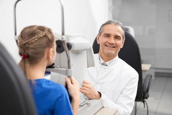 Έμπειροι οφθαλμίατρος κάνει εξέταση στη σχισμοειδή λυχνία.. — Φωτογραφία Αρχείου