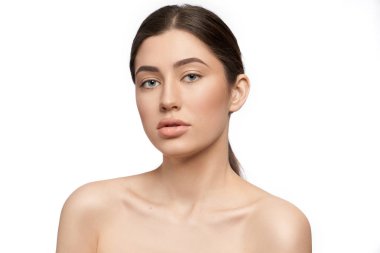 Güzel kadın modeli mükemmel cilt, çıplak omuz ile.