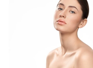 Poz, kameraya bakıyor güzel modeli.